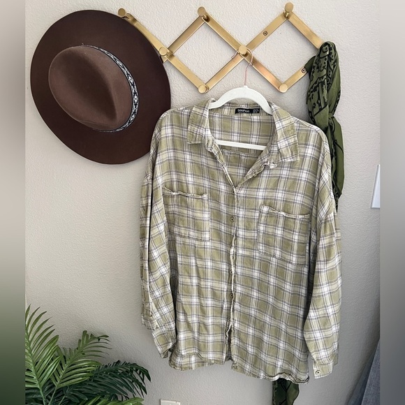 Boohoo Oversized light weight green plaid cotton button down shirt top - Picture 1 of 4